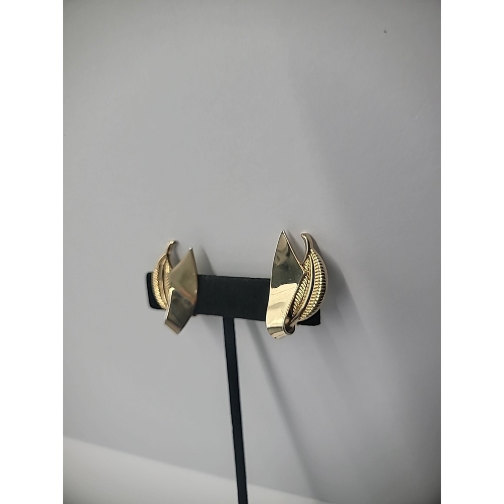 Vintage Earrings Clip On Huggie‎ Gold Tone Leaf Ornate Crawl Vine Jewelry
